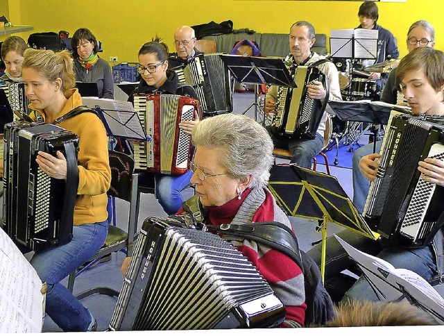 Die Akkordeonspieler des AHC im Endspu...ei der Samstagprobe in der Realschule.  | Foto: akh