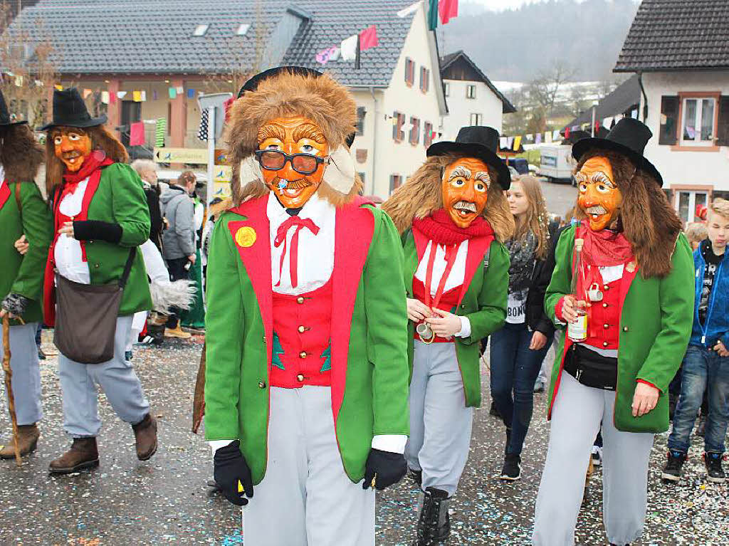 Zottelige, tierische und wilde Gestalten zogen beim Umzug der Haseler Buurefasnacht durchs Dorf. Die Zuschauer waren vorm Schabernack der Narren nicht sicher.