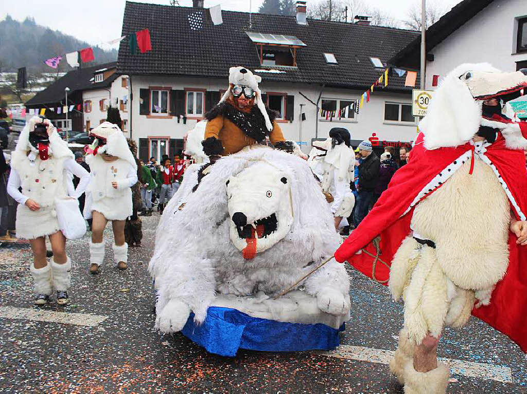 Zottelige, tierische und wilde Gestalten zogen beim Umzug der Haseler Buurefasnacht durchs Dorf. Die Zuschauer waren vorm Schabernack der Narren nicht sicher.