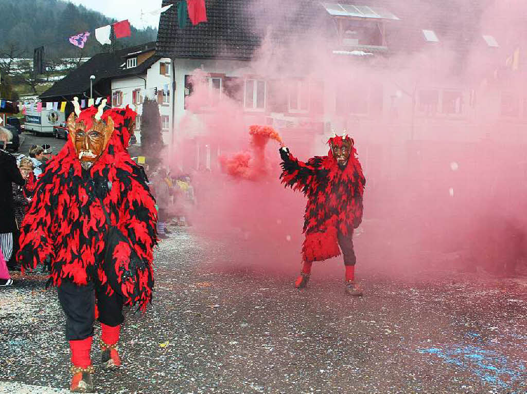 Zottelige, tierische und wilde Gestalten zogen beim Umzug der Haseler Buurefasnacht durchs Dorf. Die Zuschauer waren vorm Schabernack der Narren nicht sicher.