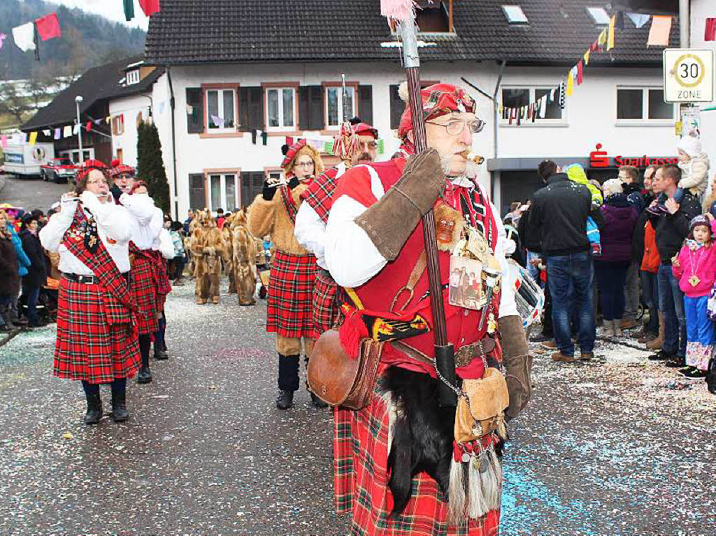 Zottelige, tierische und wilde Gestalten zogen beim Umzug der Haseler Buurefasnacht durchs Dorf. Die Zuschauer waren vorm Schabernack der Narren nicht sicher.