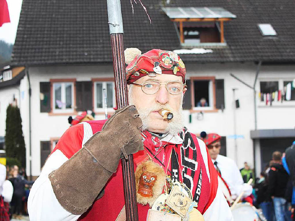 Zottelige, tierische und wilde Gestalten zogen beim Umzug der Haseler Buurefasnacht durchs Dorf. Die Zuschauer waren vorm Schabernack der Narren nicht sicher.