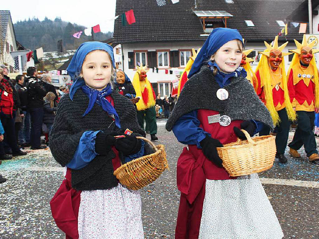 Zottelige, tierische und wilde Gestalten zogen beim Umzug der Haseler Buurefasnacht durchs Dorf. Die Zuschauer waren vorm Schabernack der Narren nicht sicher.