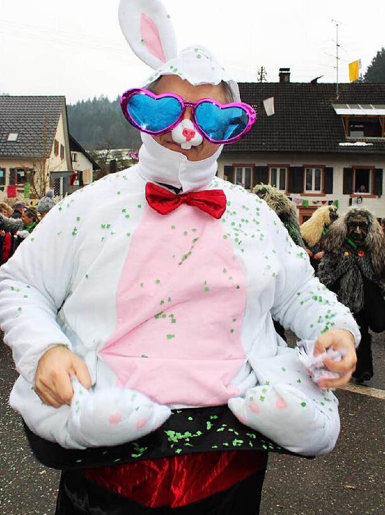 Zottelige, tierische und wilde Gestalten zogen beim Umzug der Haseler Buurefasnacht durchs Dorf. Die Zuschauer waren vorm Schabernack der Narren nicht sicher.