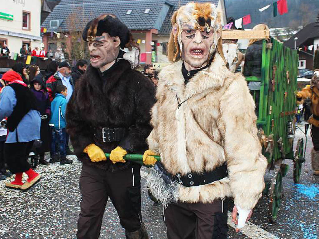 Zottelige, tierische und wilde Gestalten zogen beim Umzug der Haseler Buurefasnacht durchs Dorf. Die Zuschauer waren vorm Schabernack der Narren nicht sicher.