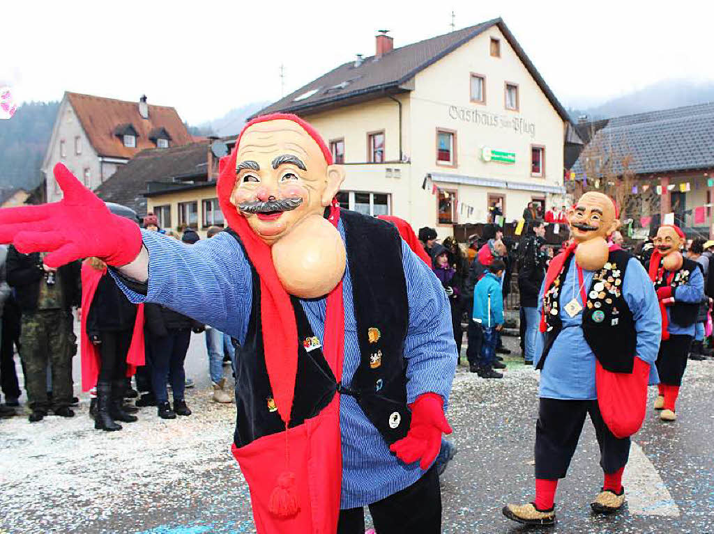 Zottelige, tierische und wilde Gestalten zogen beim Umzug der Haseler Buurefasnacht durchs Dorf. Die Zuschauer waren vorm Schabernack der Narren nicht sicher.