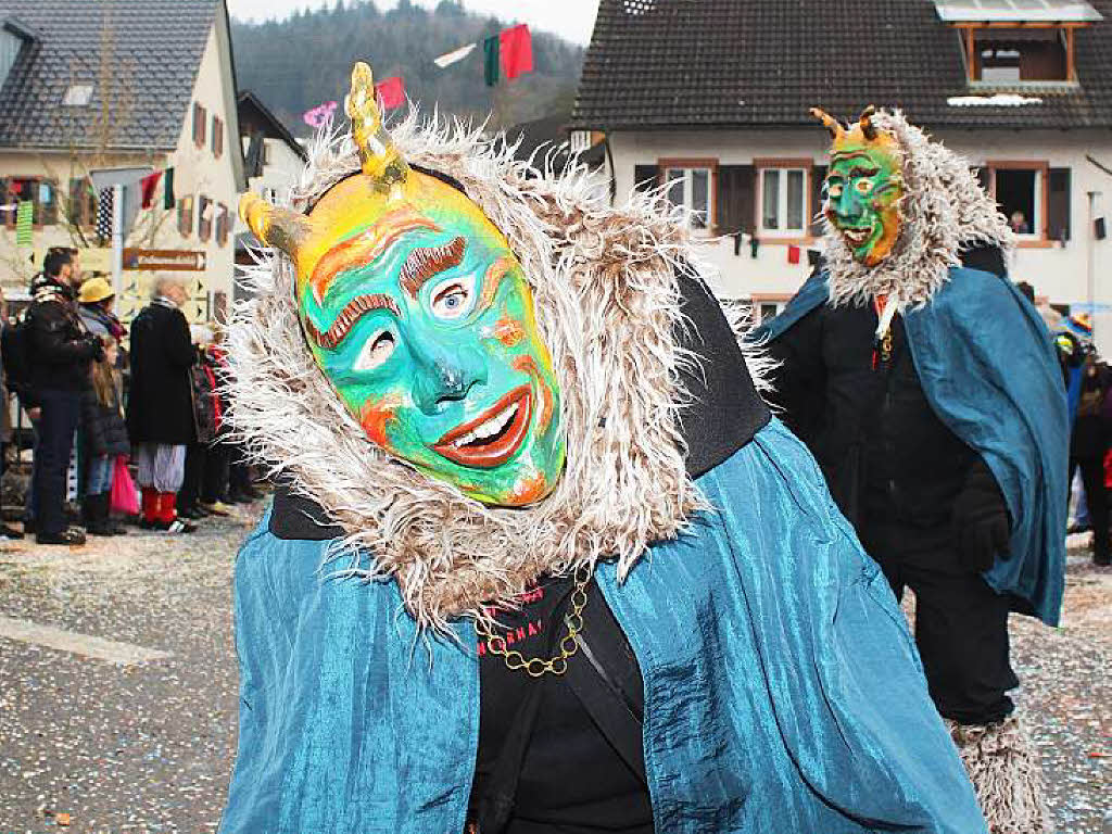 Zottelige, tierische und wilde Gestalten zogen beim Umzug der Haseler Buurefasnacht durchs Dorf. Die Zuschauer waren vorm Schabernack der Narren nicht sicher.