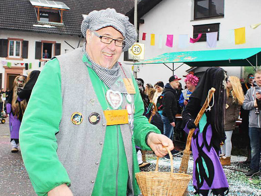 Zottelige, tierische und wilde Gestalten zogen beim Umzug der Haseler Buurefasnacht durchs Dorf. Die Zuschauer waren vorm Schabernack der Narren nicht sicher.