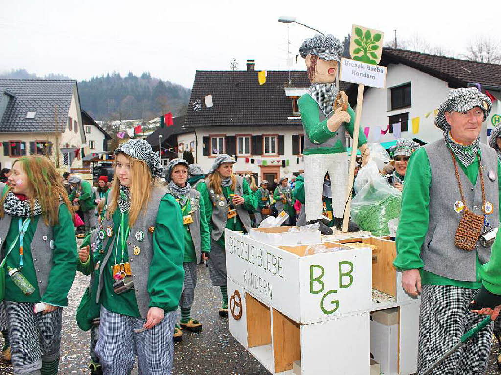 Zottelige, tierische und wilde Gestalten zogen beim Umzug der Haseler Buurefasnacht durchs Dorf. Die Zuschauer waren vorm Schabernack der Narren nicht sicher.