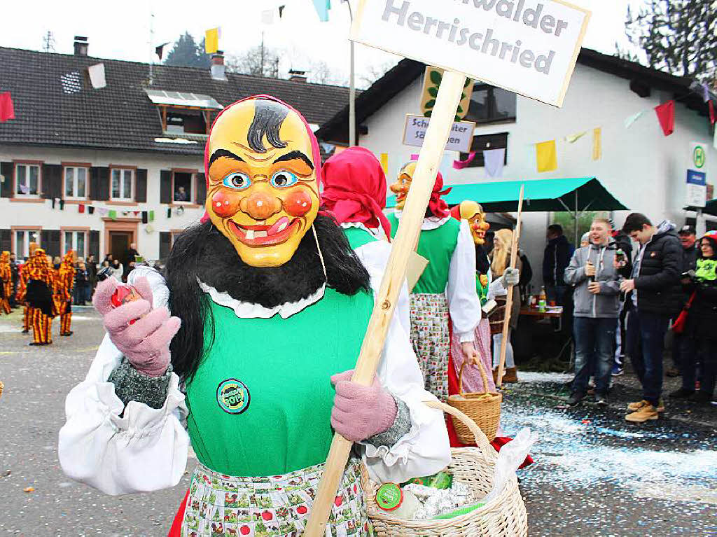 Zottelige, tierische und wilde Gestalten zogen beim Umzug der Haseler Buurefasnacht durchs Dorf. Die Zuschauer waren vorm Schabernack der Narren nicht sicher.