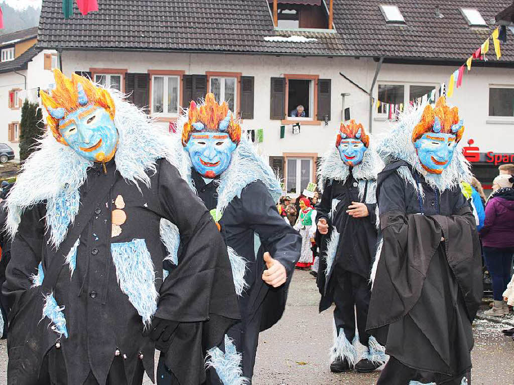 Zottelige, tierische und wilde Gestalten zogen beim Umzug der Haseler Buurefasnacht durchs Dorf. Die Zuschauer waren vorm Schabernack der Narren nicht sicher.