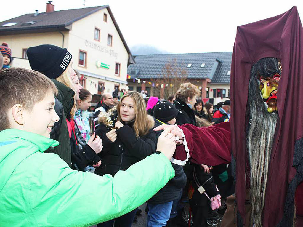 Zottelige, tierische und wilde Gestalten zogen beim Umzug der Haseler Buurefasnacht durchs Dorf. Die Zuschauer waren vorm Schabernack der Narren nicht sicher.