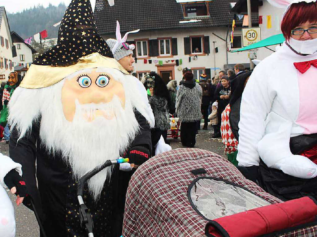 Zottelige, tierische und wilde Gestalten zogen beim Umzug der Haseler Buurefasnacht durchs Dorf. Die Zuschauer waren vorm Schabernack der Narren nicht sicher.