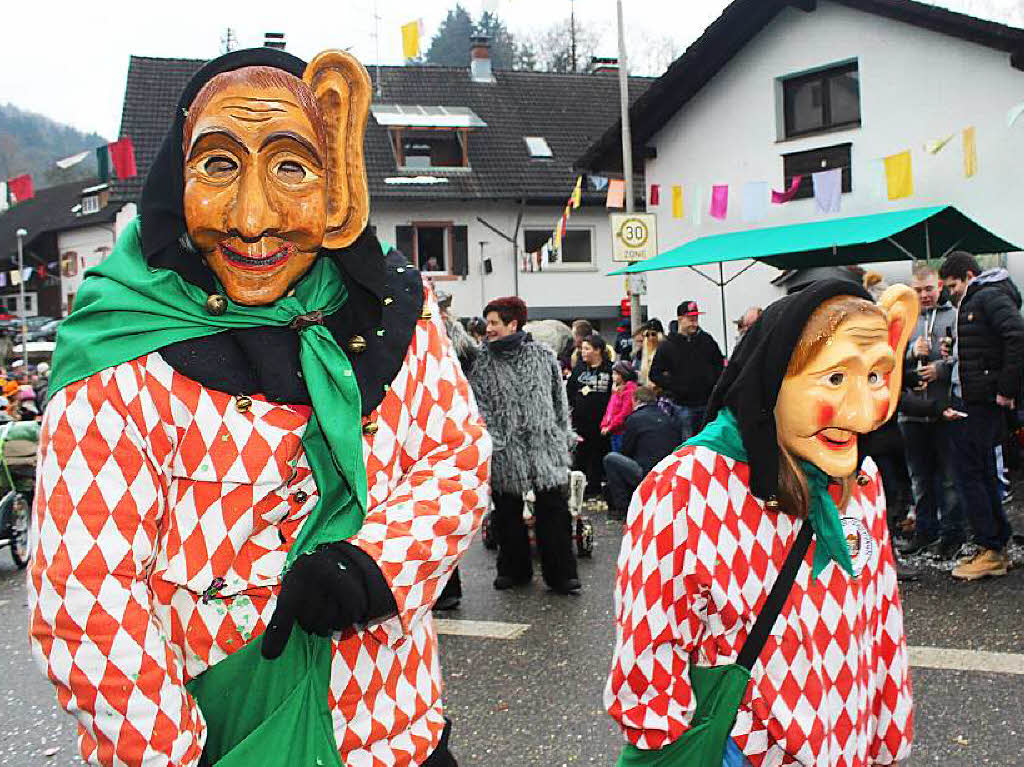 Zottelige, tierische und wilde Gestalten zogen beim Umzug der Haseler Buurefasnacht durchs Dorf. Die Zuschauer waren vorm Schabernack der Narren nicht sicher.