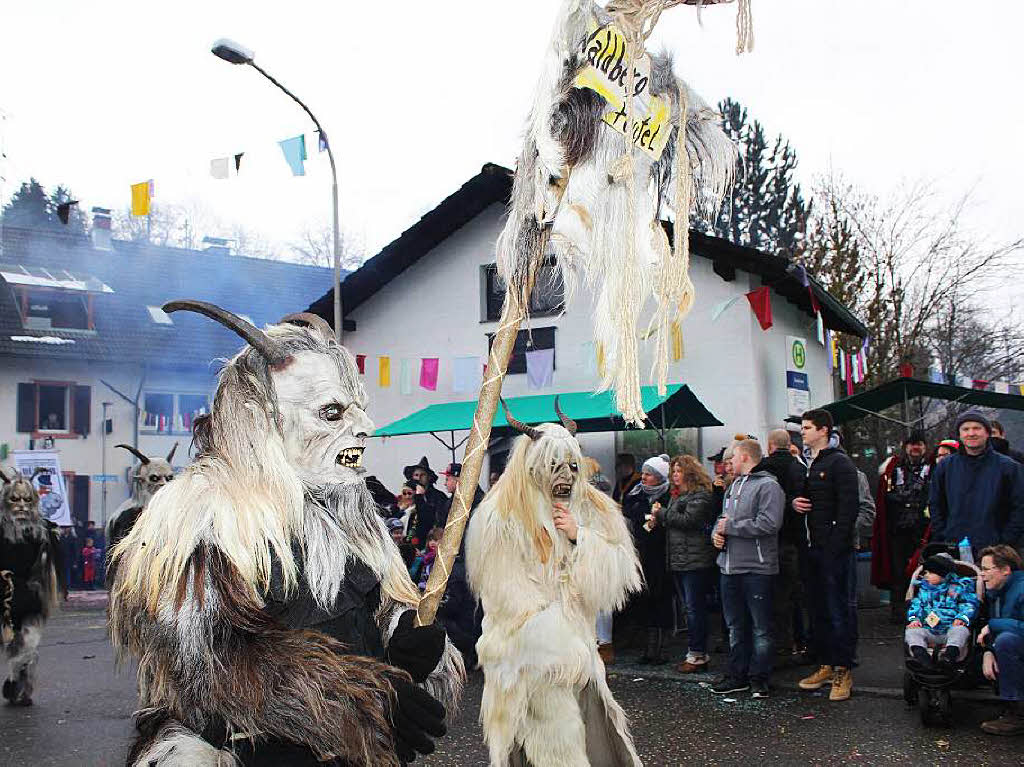 Zottelige, tierische und wilde Gestalten zogen beim Umzug der Haseler Buurefasnacht durchs Dorf. Die Zuschauer waren vorm Schabernack der Narren nicht sicher.