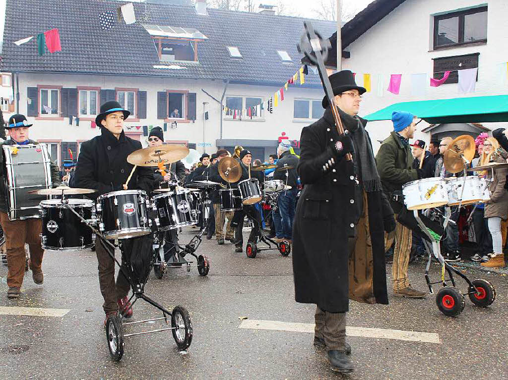 Zottelige, tierische und wilde Gestalten zogen beim Umzug der Haseler Buurefasnacht durchs Dorf. Die Zuschauer waren vorm Schabernack der Narren nicht sicher.