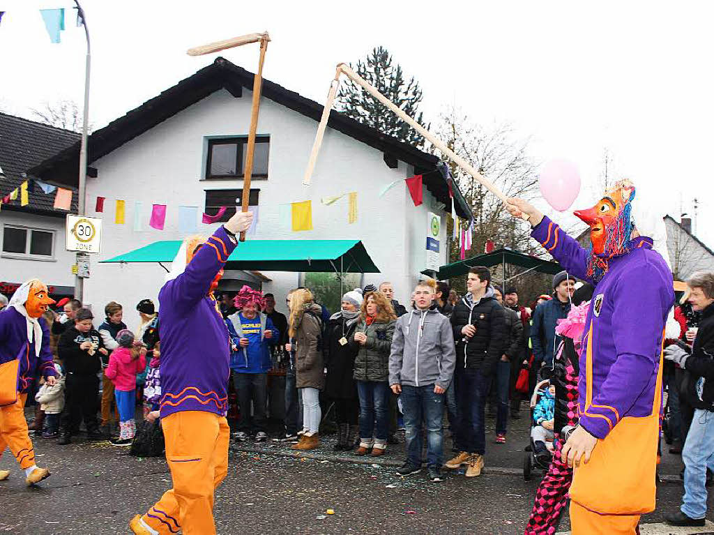 Zottelige, tierische und wilde Gestalten zogen beim Umzug der Haseler Buurefasnacht durchs Dorf. Die Zuschauer waren vorm Schabernack der Narren nicht sicher.