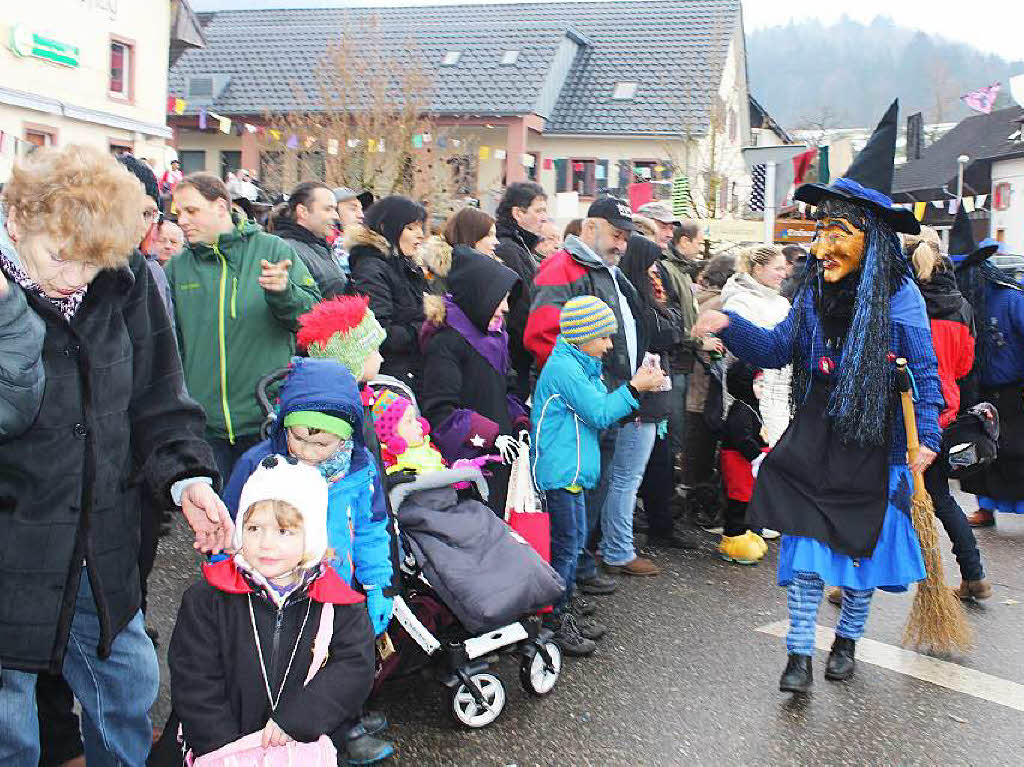 Zottelige, tierische und wilde Gestalten zogen beim Umzug der Haseler Buurefasnacht durchs Dorf. Die Zuschauer waren vorm Schabernack der Narren nicht sicher.