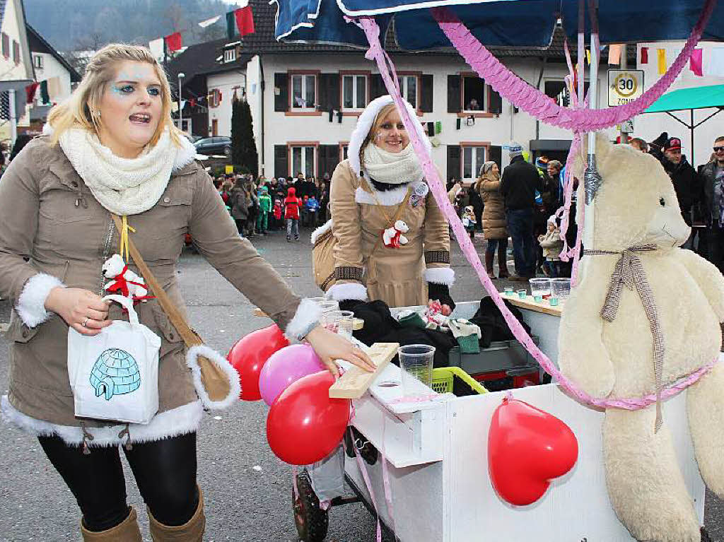 Zottelige, tierische und wilde Gestalten zogen beim Umzug der Haseler Buurefasnacht durchs Dorf. Die Zuschauer waren vorm Schabernack der Narren nicht sicher.