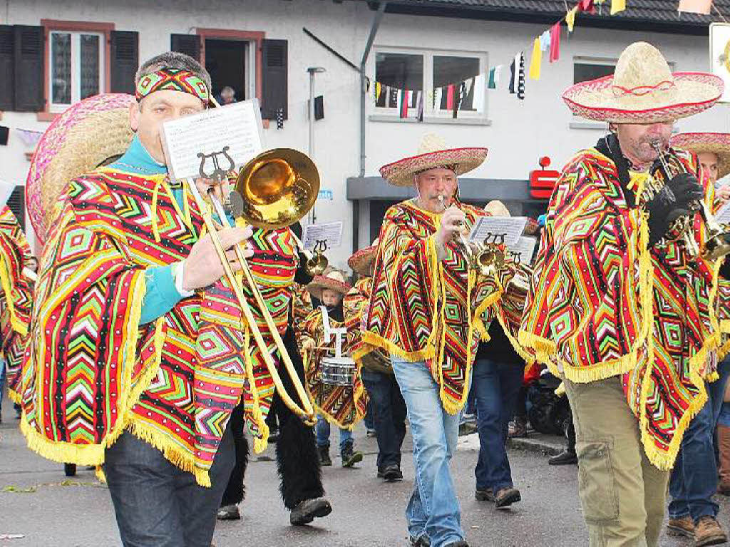 Zottelige, tierische und wilde Gestalten zogen beim Umzug der Haseler Buurefasnacht durchs Dorf. Die Zuschauer waren vorm Schabernack der Narren nicht sicher.