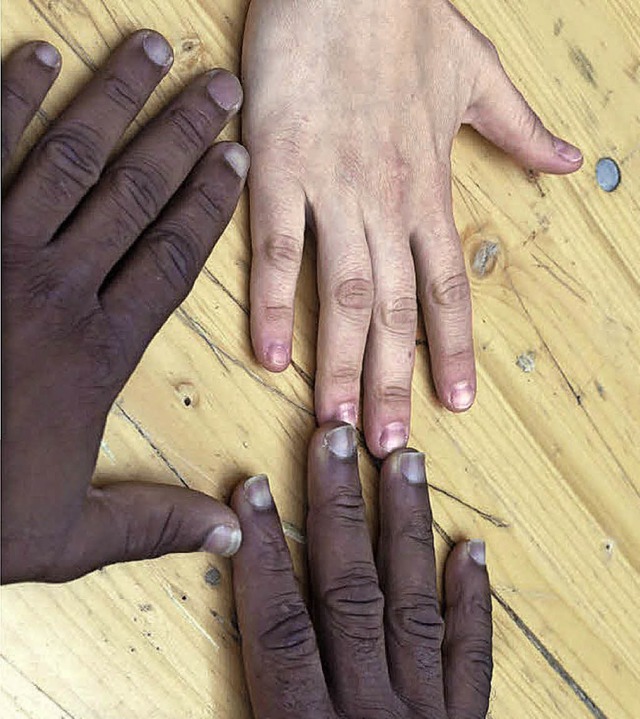 Sich  die Hand reichen: Das fordert der Flchtlingshelferkreis.  | Foto: dpa