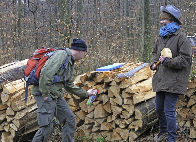 Nach der Versteigerung wird das Holz markiert  | Foto: Georg Vo