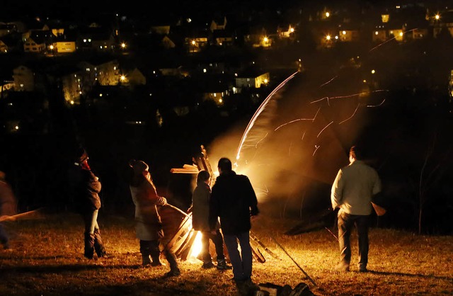 Blick ins Tal: Vom Mhlerain aus biete...nachtsfeuer ein beeindruckendes Bild.   | Foto: Silvia Eismann