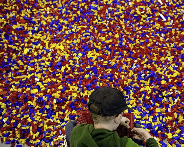 Ein Meer von Lego-Steinen ist der Trau...inigen Jahren direkt ans Land gesplt.  | Foto: dpa