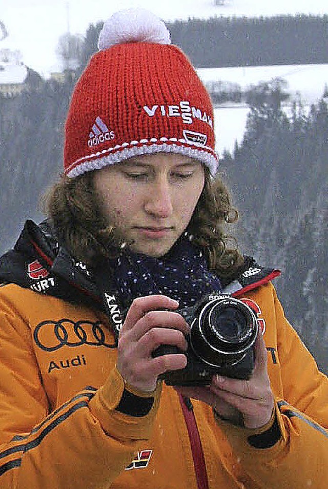 Kamerafrau statt Skispringerin: Ramona... beim FIS-Skispringen  in Hinterzarten  | Foto: dieter maurer