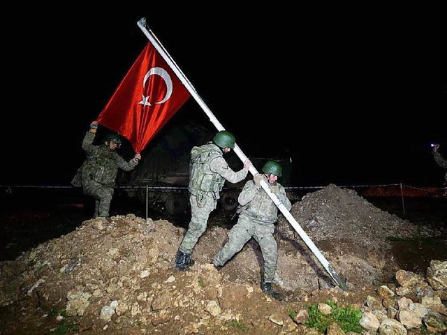 Soldaten hissen die trkische Flagge, ... Grab Sleyman Schahs errichtet wird.   | Foto: DPA