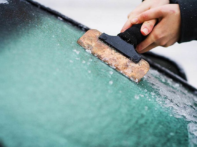 Wenn auf Autoscheiben eine Eisschicht ... es auch auf dem Asphalt glatt werden.  | Foto: dpa