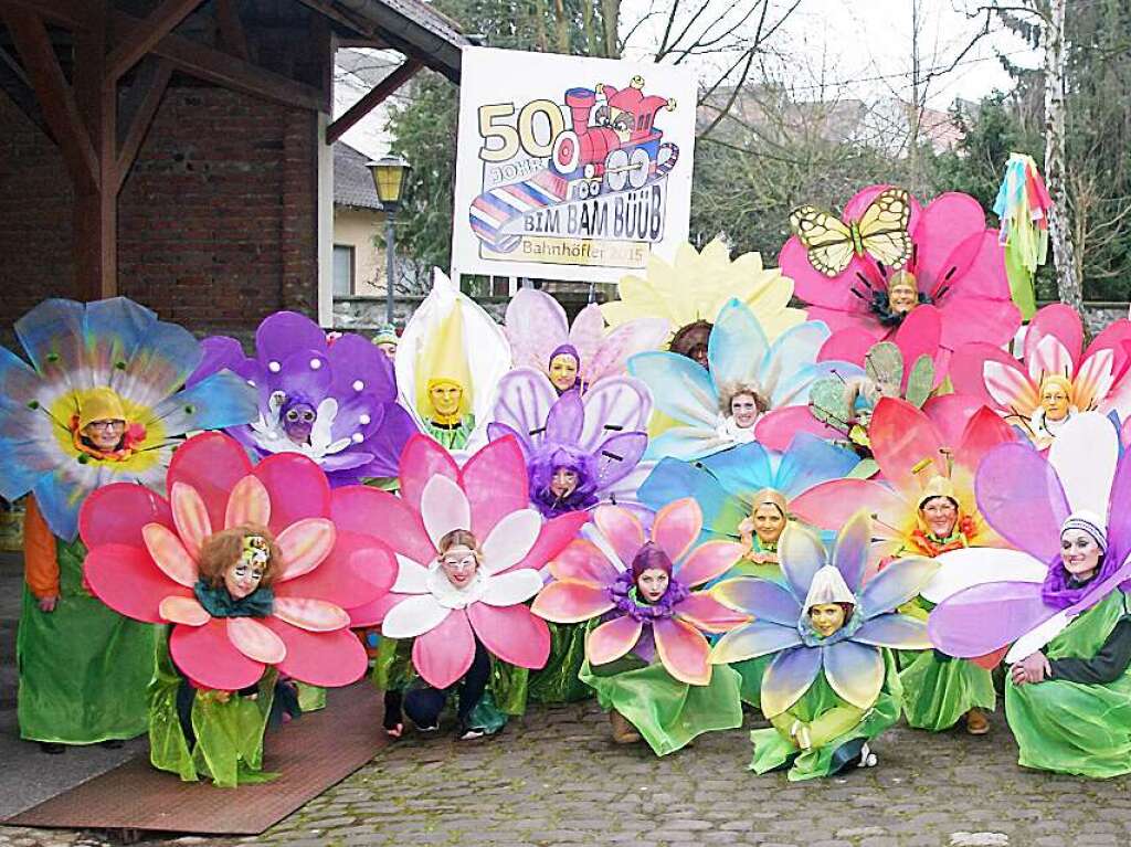 Das Endinger Narrennest 'Bahnhfler' feierte dieses Jahr 50.  Jubilum mit einem Riesenblumenstrau. Das Bltenmeer bestand aus 30 handgefertigten Stoffblten. Die Blten formierten sich auf dem Umzugsweg zu immer neuen Arrangements.