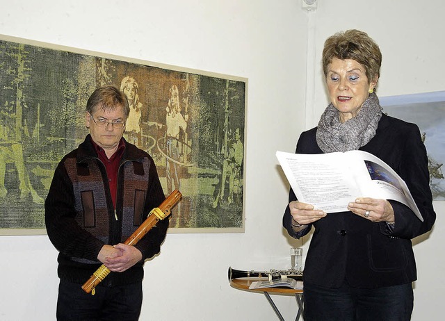 Helga Bauer las &#8222;Zeitgedichte&#8... war die Aufgabe von Gerhard Seifert.   | Foto: Ernst Hubert Bilke