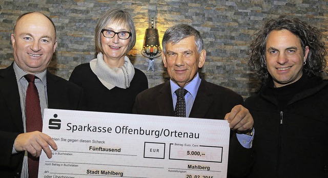 Einen Scheck in Hhe von 5000 Euro  ha...nemus und Museumsleiter Patrick Benz.   | Foto: Sandra Decoux-Kone