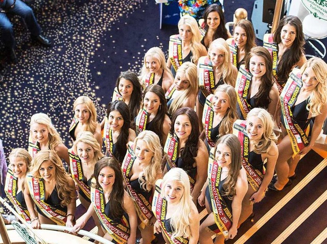 Blonde Haare sind in der berzahl: Die 24 Finalistinnen der Miss-Germany-Wahl.   | Foto: dpa