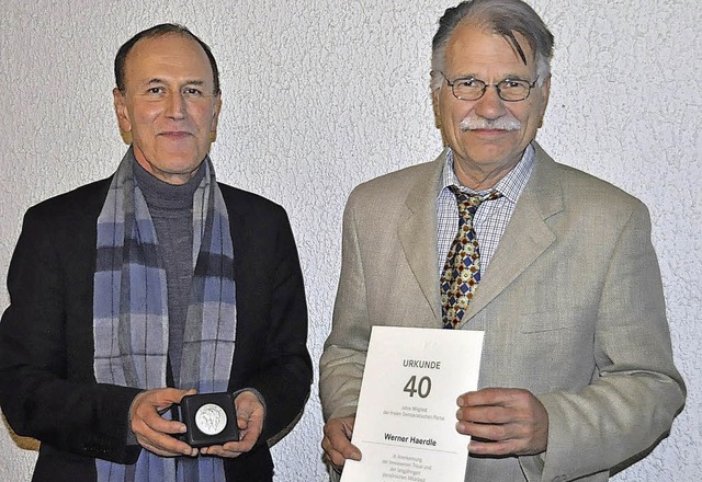 Werner Haerdle (rechts) bekam die Theo...ss-Medaille von Paul Lauer berreicht.  | Foto: H. Geisler