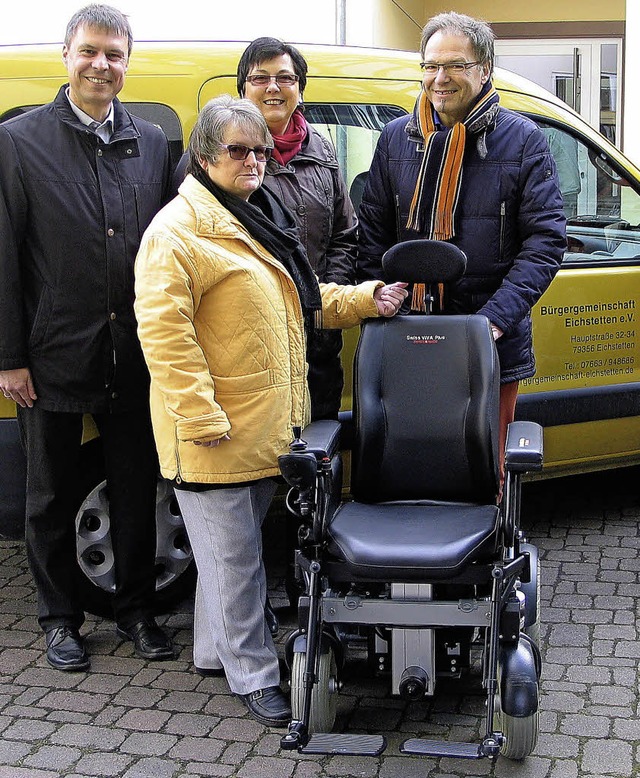 Einen Elektro-Rollstuhl bergab  Helmu...gemeinschaft und Brgermeister Bruder.  | Foto: GUSTAV RINKLIN