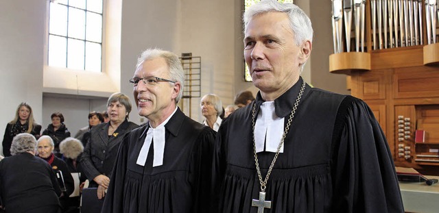 Dekan Rainer Heimburger (links) und La...us-Bundschuh in der Btzinger Kirche.   | Foto: Mario Schneberg