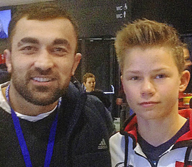 Olympiasieger und Weltmeister Ilias Il...ert bereitwillig mit Luca Schwiening.   | Foto: Schwiening