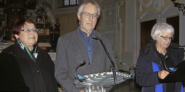 Als Sprecher trugen Gerlinde Schonhard...sefskirche Fragen von Max Frisch vor.   | Foto: Roswitha Frey