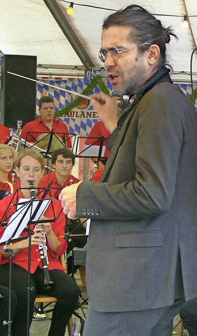 Johanners Bttner aus Freiburg dirigie...ehn Jahren den Musikverein Ichenheim.   | Foto: Archivfoto: D. Fink