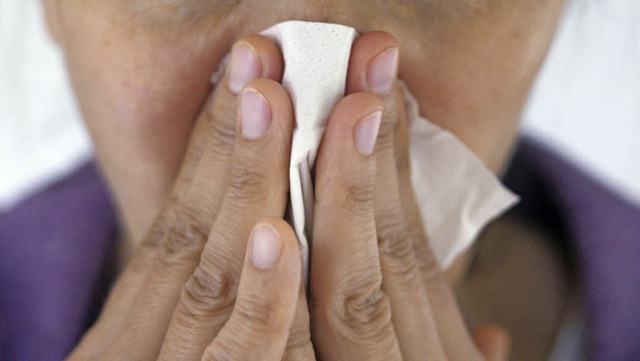 Schnuzen und Schniefen: Die Grippewelle hat bei vielen zugeschlagen.   | Foto: dpa