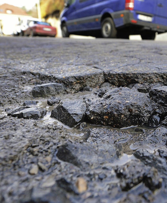 Sowohl punktuelle Reparaturen als auch...hige Sanierung von Straen stehen an.   | Foto: Symbolfoto: DPA