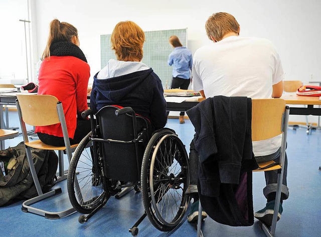 Schler im Rollstuhl gibt es schon heu...se fr Behinderte noch weiter ffnen.   | Foto: dpa