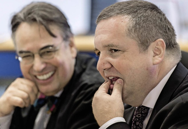 Stefan Mappus (rechts) und sein Anwalt... Sitzung des Stuttgarter Landgerichts   | Foto: dpa