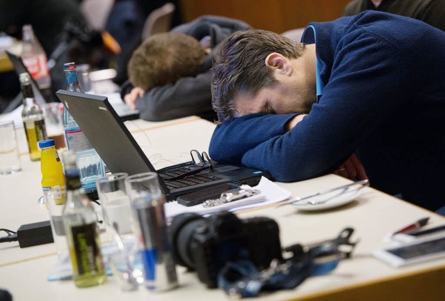 Warten, bis die Tr aufgeht: Fast die ...aben sie in Bblingen darum gerungen.   | Foto: dpa