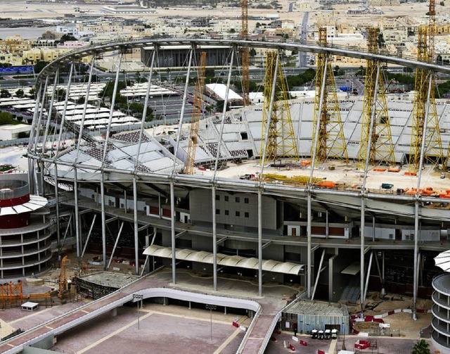 Fuball-WM in Katar: Zumindest die Bau...ten fr die Stadien sind im Zeitplan.   | Foto: dpa