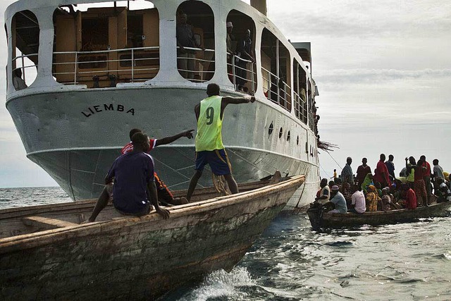 Fr die Menschen in Tansania ist die Liemba ein wichtiges Transportmittel.   | Foto: AFP