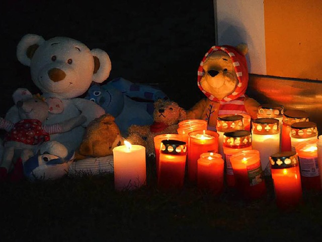 Zeichen der Trauer: Kerzen fr Alessio vor dem Landratsamt.  | Foto: Tanja Bury