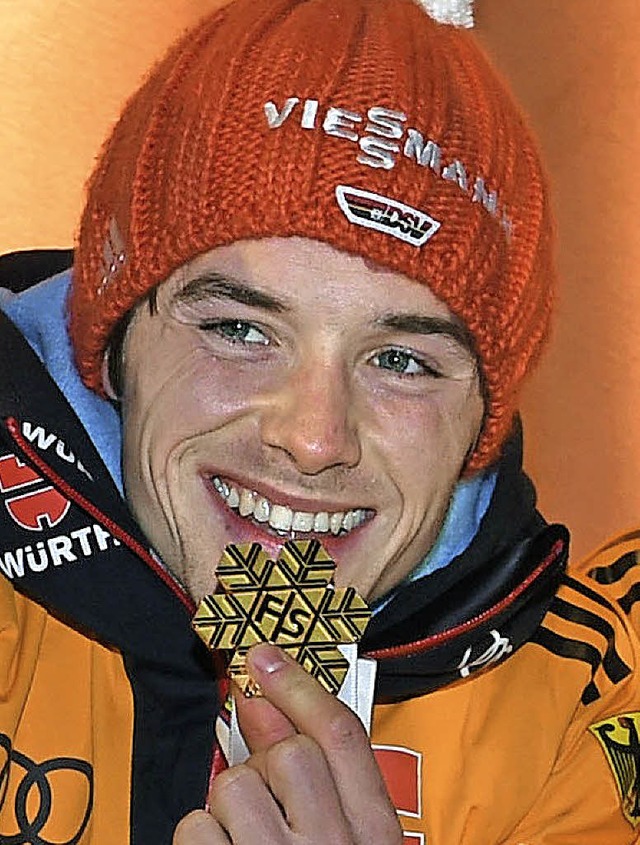 Kann er auch heute wieder lachen? Fabian Riele mit seiner Goldmedaille.   | Foto: Hendrik Schmidt/dpa